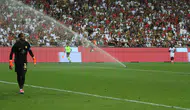 Amedspor-Beşiktaş maçında beklenmedik anlar: Saha sulama sistemi bir anda devreye girdi