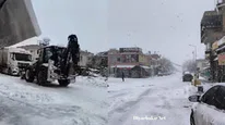 Dicle'de kar mücadelesi: Yokuşta mahsur kalan TIR'a müdahale