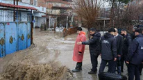 Diyarbakır'ın ilçesinde evleri ve yolları su bastı: Ekipler seferber oldu