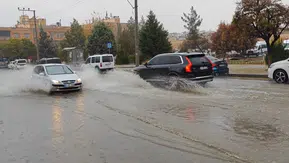 Diyarbakır'da zor anlar: Bereket aniden bastırdı yollar göle döndü