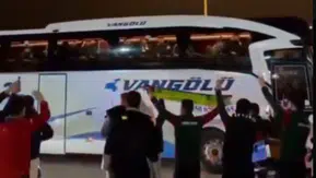 Trabzon'da yolu kesilen otobüsü Amedspor taraftarı Diyarbakır'da şovla karşıladı