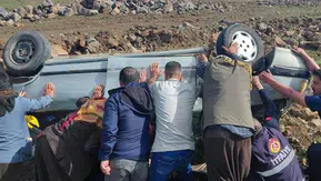 Şanlıurfa-Diyarbakır karayolunda otomobil şarampole yuvarlandı: Yaralı var