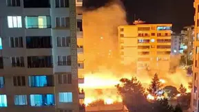 Bağcılar Mahallesi’nde apartmanların dibindeki boş arazide çıkan yangın paniğe yol açtı