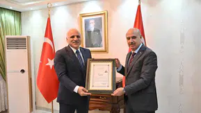 Diyarbakır Valisi Zorluoğlu'ndan Emniyet Müdürü Gökduman'a veda jesti: Başarı belgesi verildi