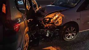 Diyarbakır-Mardin kara yolunda trafik kazası: İki otomobil çarpıştı, 2 yaralı var