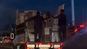 Diyarbakır Urfa Bulvarı'nda tehlikeli yolculuk: Kamyonet kasasında canlarını hiçe saydılar