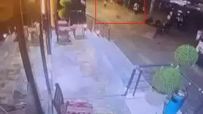 Diyarbakır Yenişehir'de korku dolu anlar: Balkondan düşen taşlardan saniyelerle kurtuldu