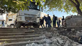 Diyarbakır Çermik'te korku dolu anlar: Freni boşalan kamyon eve daldı