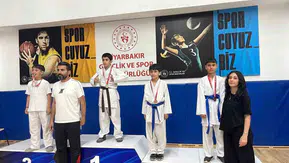 Diyarbakır’daki karate şampiyonasında Çermik rüzgarı Genç sporcular 17 madalya kazandı
