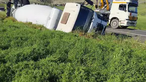 Silvan kırsalında beton mikseri mercimek tarlasına yuvarlandı 1 kişi yaralandı