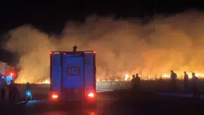 Bağlar'da akşam saatlerinde çıkan anız yangını Diyarbakır Havalimanı yakınını duman altına aldı