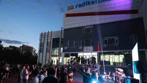 Diyarbakır'da Radikal Eğitim Kurumları mezunları okul kampüsünde kep fırlattı
