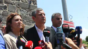 Özgür Özel Diyarbakır'da Tahir Elçi'nin anısına karanfil bıraktı Yol cümleden uludur