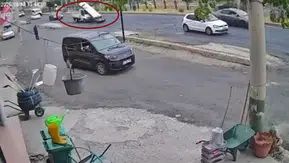 Diyarbakır Silvan Bulvarı'nda yürekleri ağza getiren kaza Demirler yola savruldu