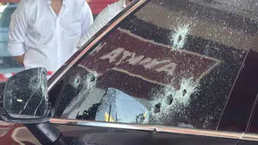 Diyarbakır Yenişehir'de trafik ışıklarında otomobile silahlı saldırı: 2 yaralı