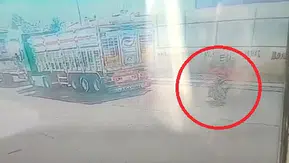 Diyarbakır Bağlar'da motokurye dehşeti: Park halindeki TIR'a çarptı, kaza anı kamerada