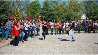 Diyarbakır'da DİSKİ personeli 1 Mayıs’ı davul zurna ve halaylarla kutladı