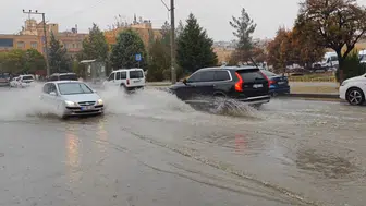 Diyarbakır'da zor anlar: Bereket aniden bastırdı yollar göle döndü