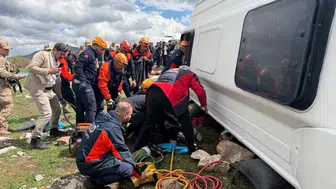 Diyarbakır-Bingöl yolunda kaza! Midibüs devrildi: Çok sayıda yaralı var