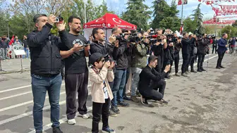 Diyarbakır'da 6 yaşındaki 'gazeteci' 23 Nisan törenlerini haber yaptı: Protokolün gözdesi oldu