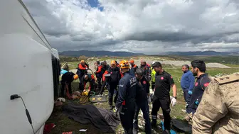 Diyarbakır-Bingöl yolunda kaza! Midibüs devrildi: Ölü ve çok sayıda yaralı var