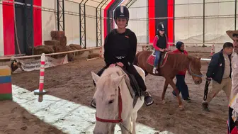 Diyarbakır'da özel öğrencilerin hipodrom keyfi: Hayvan sevgisi uygulamalı öğretiliyor