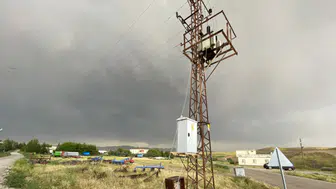 Diyarbakır’da yıldırım düştü: Yoldan geçen kadın yaralandı