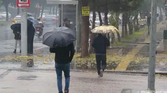 Diyarbakır'da şemsiye mesaisi sürüyor: Gök gürültülü sağanak yağış bekleniyor