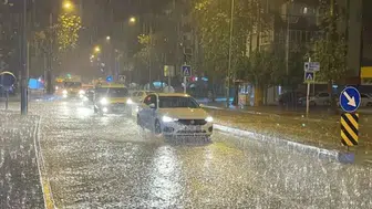 Diyarbakır'da gök gürültülü sağanak yağış var: Sıcaklık normallerin altında