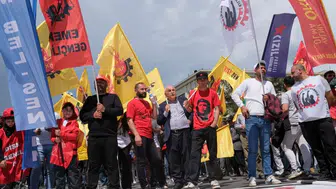 İstasyon Meydanı'nda büyük buluşma: Diyarbakır'da 1 Mayıs coşkusu yaşandı