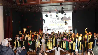Diyarbakır'da mezuniyet sevinci: Dicle Üniversitesi'nde kep fırlattılar