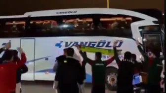 Trabzon'da yolu kesilen otobüsü Amedspor taraftarı Diyarbakır'da şovla karşıladı