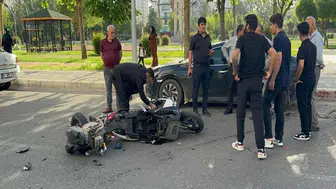 Diyarbakır'da park halindeki araca çarpan motor ikiye bölündü: Sürücü hastanelik oldu