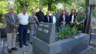 Diyarbakır'ın önemli siyasetçisi kabri başında anıldı: Eşbaşkan Bucak da katıldı