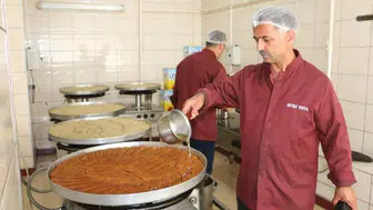 Diyarbakır'ın tatlıcıları 3 vardiya 24 saat üretimde: Rekor satış bekleniyor