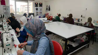 Diyarbakır'da kadınlar moda tasarım atölyesinde meslek öğreniyor