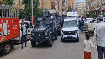 Diyarbakır'da iki grup sokak ortasında birbirine girdi: 3 kişi hastanelik oldu