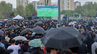 Diyarbakır meydanlarında tarihi gece: Amedspor dev ekranlarda izlendi