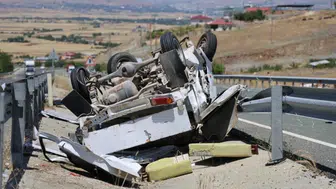 Elazığ-Diyarbakır karayolunda kamyonet su kanalına devrildi: İki kişi hastanelik oldu