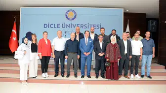 Dicle Üniversitesi'nde bayramlaşma coşkusu: Rektör Eronat personelle bir araya geldi