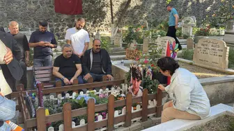 Narin Güran'ın babası Arif Güran, İstanbul'da Ahmet Minguzzi'nin mezarına gitti