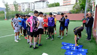 Hakkari'de yüzlerce genç Amedspor aşkıyla sahaya indi