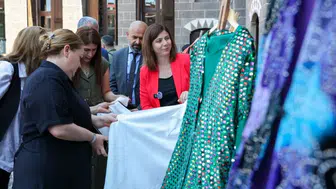 Diyarbakır'da atık kumaşlar tasarım harikasına dönüştü: Rengarenk elbiseler sergide