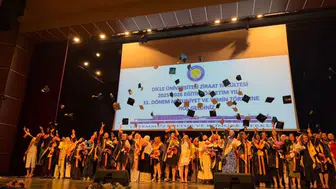 Dicle Üniversitesi'nde hem kep fırlattılar hem yemin ettiler