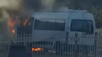 Diyarbakır’da seyir halindeki minibüs alev alev yandı