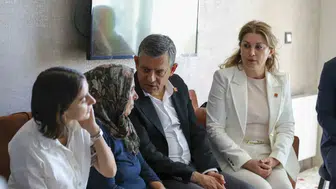 Diyarbakır’da Gülistan Doku’nun ailesini ziyaret eden Özgür Özel'den adalet mesajı
