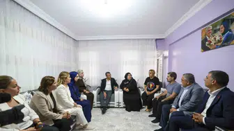 Diyarbakır'da duygusal buluşma Özgür Özel, Rojin Kabaiş'in ailesine taziye ziyaretinde