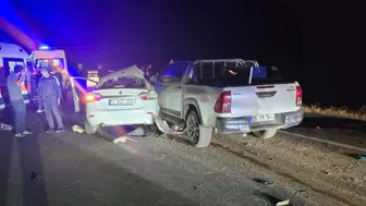 Genç-Diyarbakır karayolunda otomobil ile pikap kafa kafaya çarpıştı: Yaralılar var