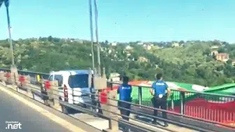 İstanbul Boğazı'na asılan Amedspor bayrağına polislerden özel koruma