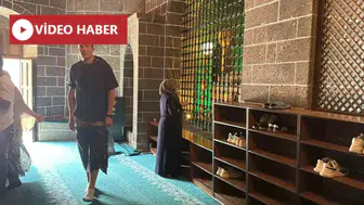 Diyarbakır'da tarihi Hz. Süleyman Camisi'ni ziyaret eden Fransız turist örnek oldu